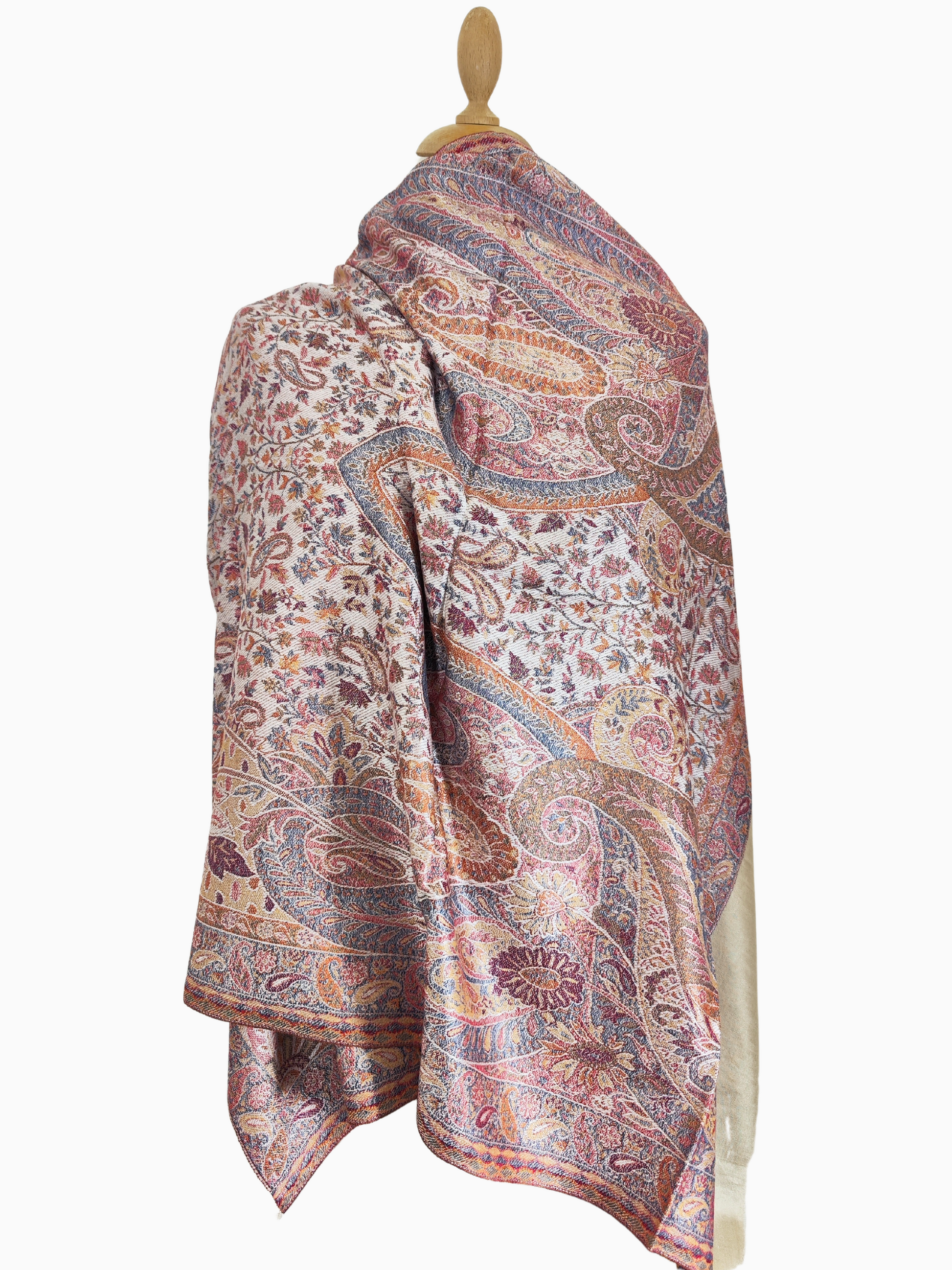 Lo scialle in Pashmina misto seta è un pezzo di eleganza e fascino senza tempo. Presenta un motivo paisley splendidamente intrecciato.  Multicolore Rosa, viola/Lavanda e arancione