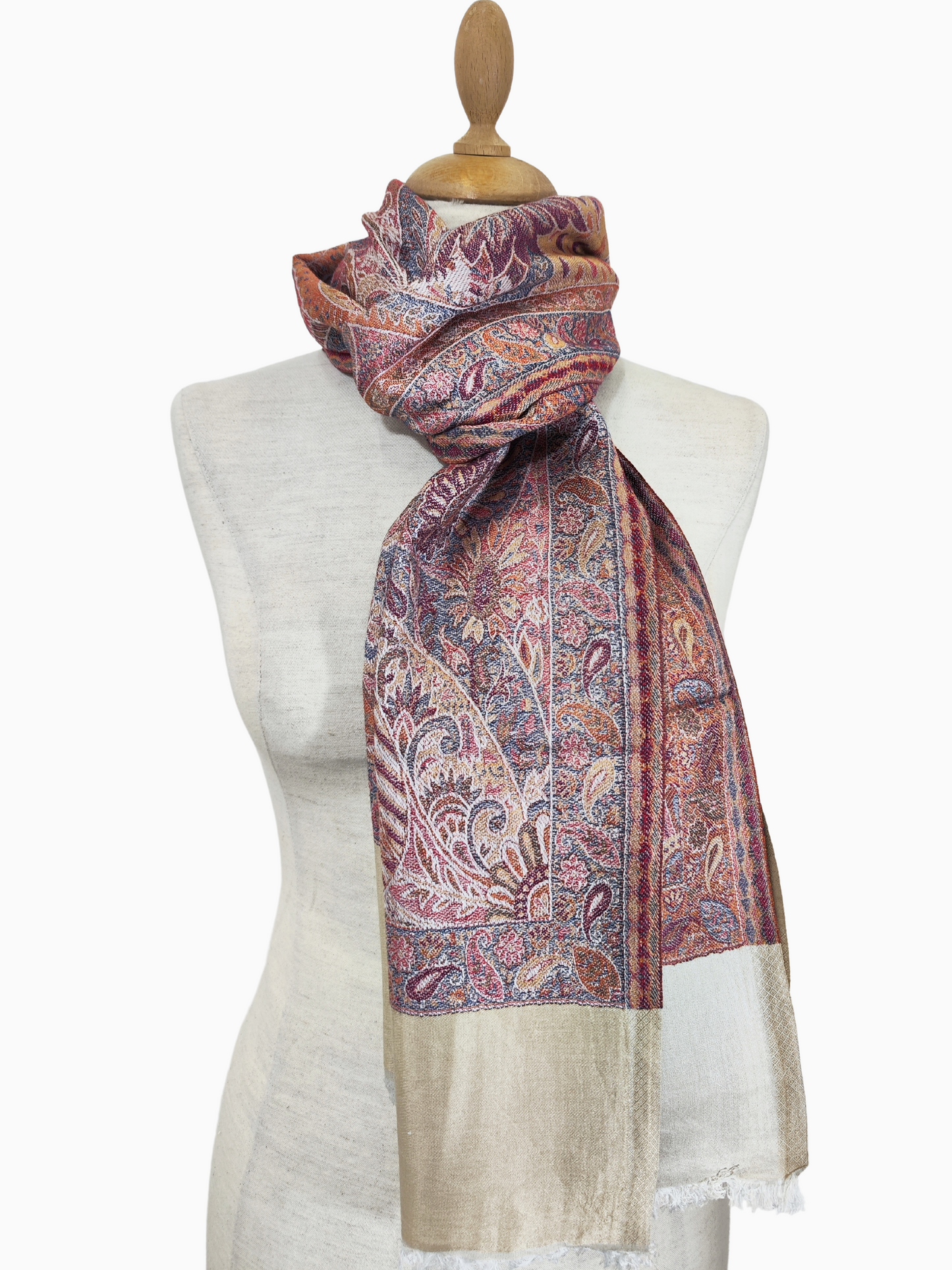 Der Schal aus Pashmina-Seidenmischung ist ein zeitloses Stück voller Eleganz und Charme. Es zeigt ein wunderschön gewebtes Paisleymuster.  Mehrfarbig Rosa, Lila/Lavendel und Orange