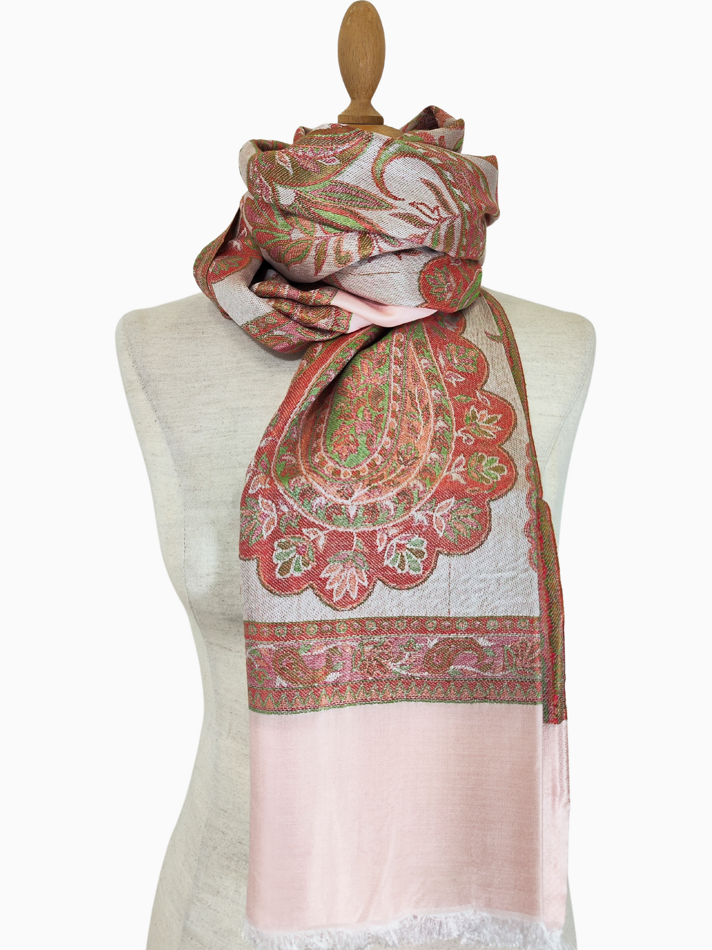 Rosaer Seidenschal mit goldenen und grünen Paisley-Motiven
Eleganter rosa Schal mit traditionellem Paisley-Muster