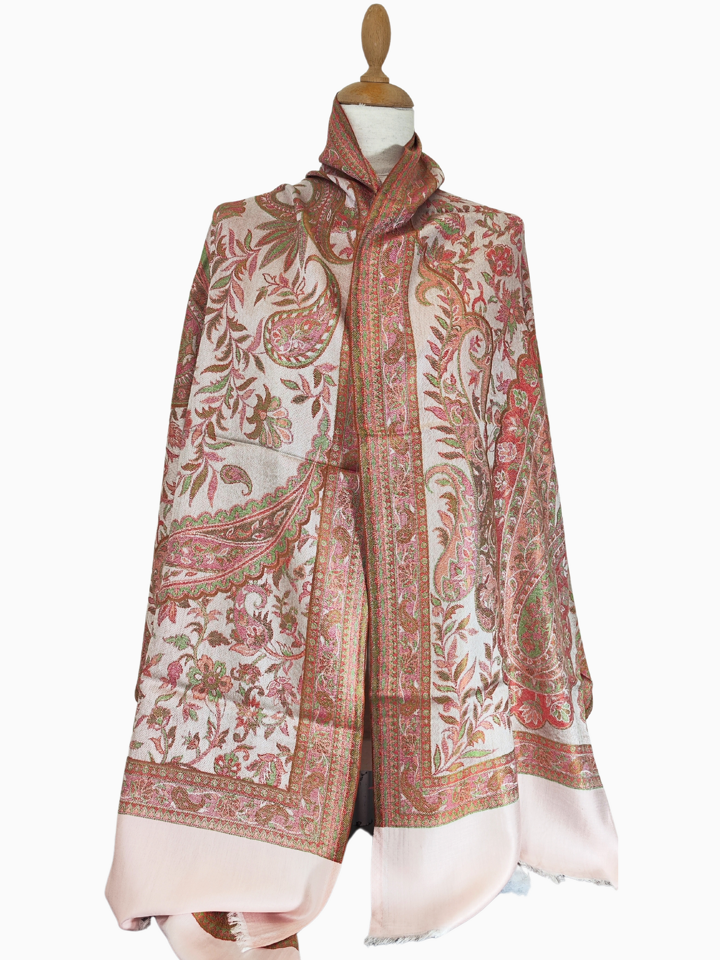 Rosa-farbener Schal mit Paisley-Muster
Rosaer Schal mit floralem Muster