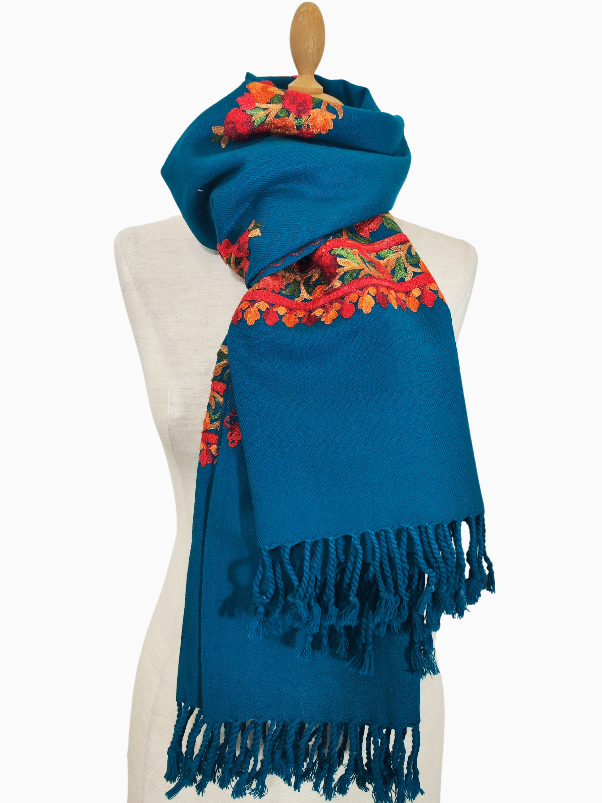 Châle en laine brodé à la main Aari, châle floral Teal, indien, châle artisanal
Châle en laine de couleur sarcelle avec broderie complexe Aari Work
Luxueux châle brodé à la main en sarcelle avec motifs floraux
Magnifique châle Aari Work en sarcelle, parfait pour toutes les occasions