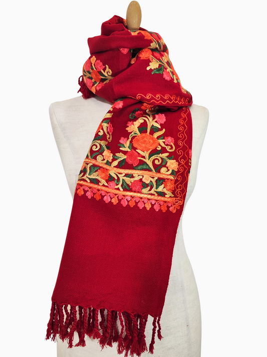 Ein luxuriöser roter Pashmina-Schal mit aufwändiger Blumenstickerei in Orange-, Gelb-, Grün- und Rosatönen.
Ein wunderschöner handgefertigter Pashmina-Schal mit hohem Kragen und Fransenborte, verziert mit zarter Blumenstickerei.