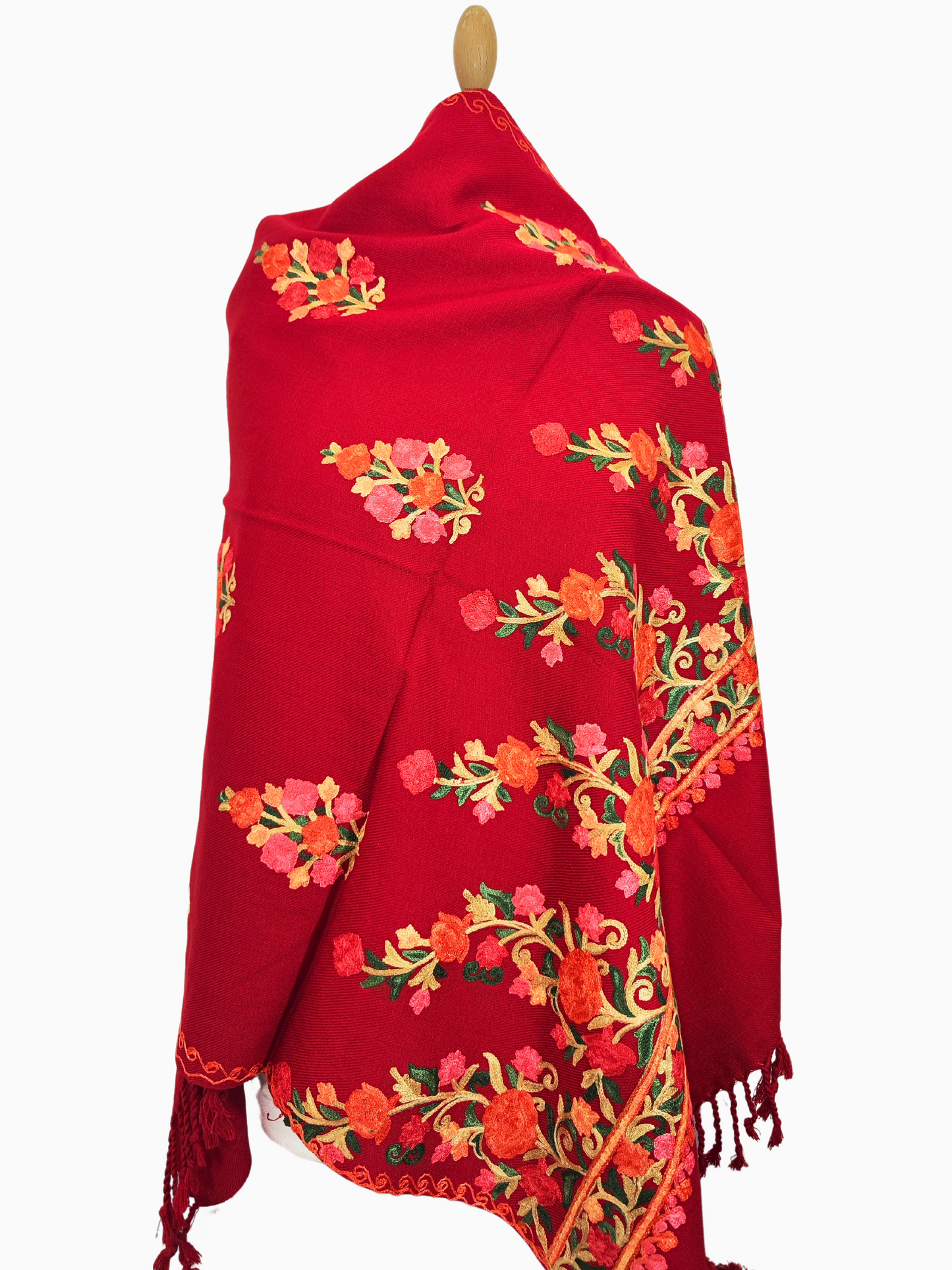 Ein luxuriöser roter Pashmina-Schal mit aufwändiger Blumenstickerei in Orange-, Gelb-, Grün- und Rosatönen.
Ein wunderschöner handgefertigter Pashmina-Schal mit hohem Kragen und Fransenborte, verziert mit zarter Blumenstickerei.