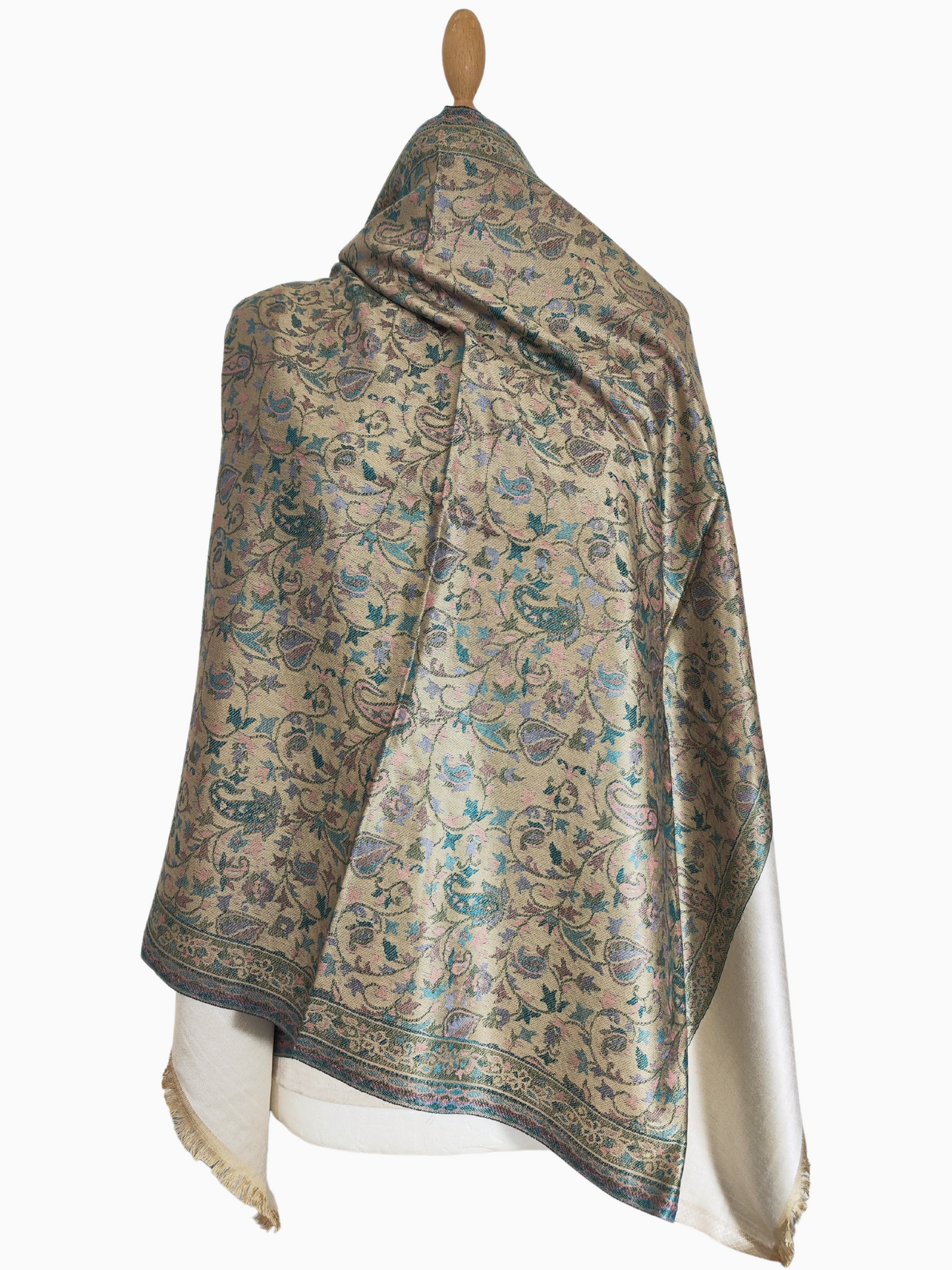 Châle double face en soie de Pashmina beige à motif floral paisley
Châle en soie de Pashmina beige avec motif paisley bleu et vert

Châle double face en soie de Pashmina beige avec motif floral paisley bleu et vert et bordure à franges
Luxueux châle en soie de laine Pashmina beige avec un motif paisley intemporel, parfait pour toutes les occasions