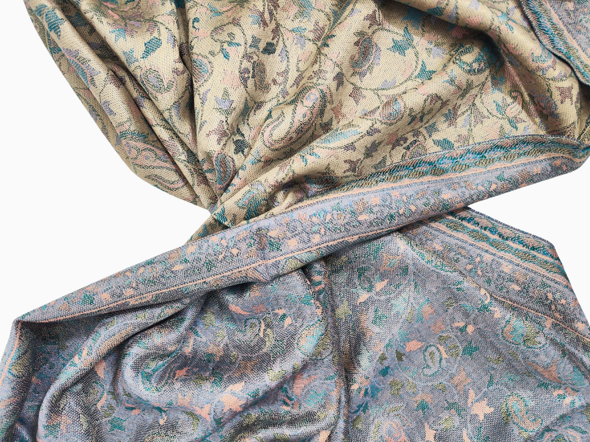 Doppelseitiger beiger Pashmina-Schal aus Wollseide mit floralem Paisleymuster
Beigefarbener Pashmina-Wollseidenschal mit blauem und grünem Paisleymuster

Doppelseitiger beiger Pashmina-Seidenschal mit floralem Paisleymuster in Blau und Grün und Fransenborte
Luxuriöser beiger Pashmina-Wollseidenschal mit zeitlosem Paisleymuster, perfekt für jede Gelegenheit