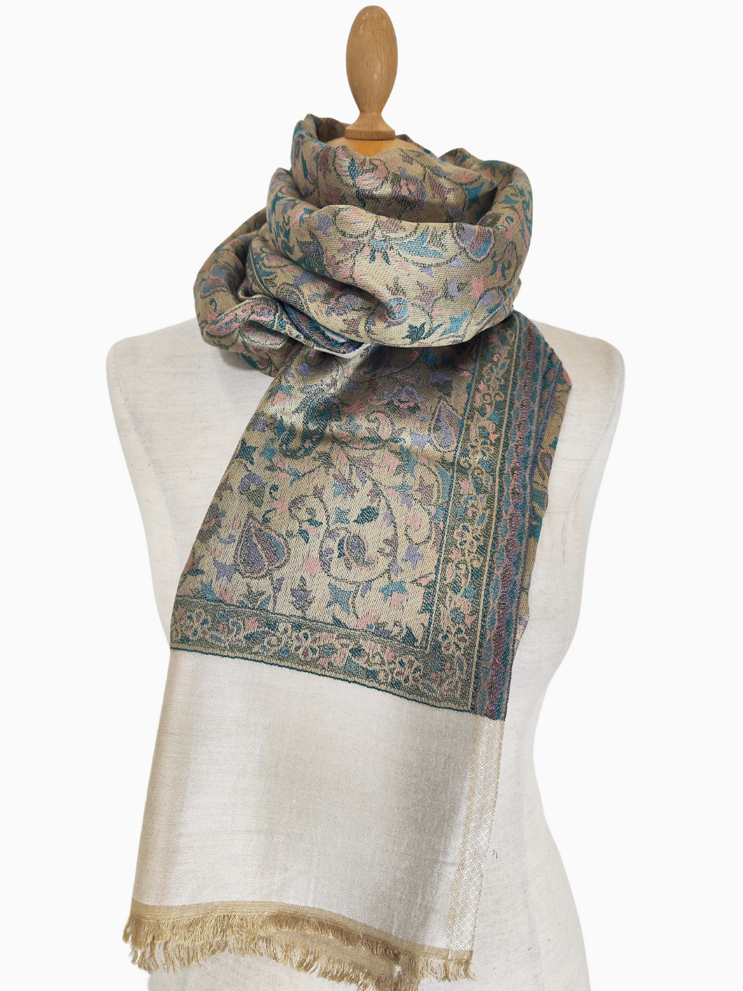 Doppelseitiger beiger Pashmina-Schal aus Wollseide mit floralem Paisleymuster
Beigefarbener Pashmina-Wollseidenschal mit blauem und grünem Paisleymuster

Doppelseitiger beiger Pashmina-Seidenschal mit floralem Paisleymuster in Blau und Grün und Fransenborte
Luxuriöser beiger Pashmina-Wollseidenschal mit zeitlosem Paisleymuster, perfekt für jede Gelegenheit