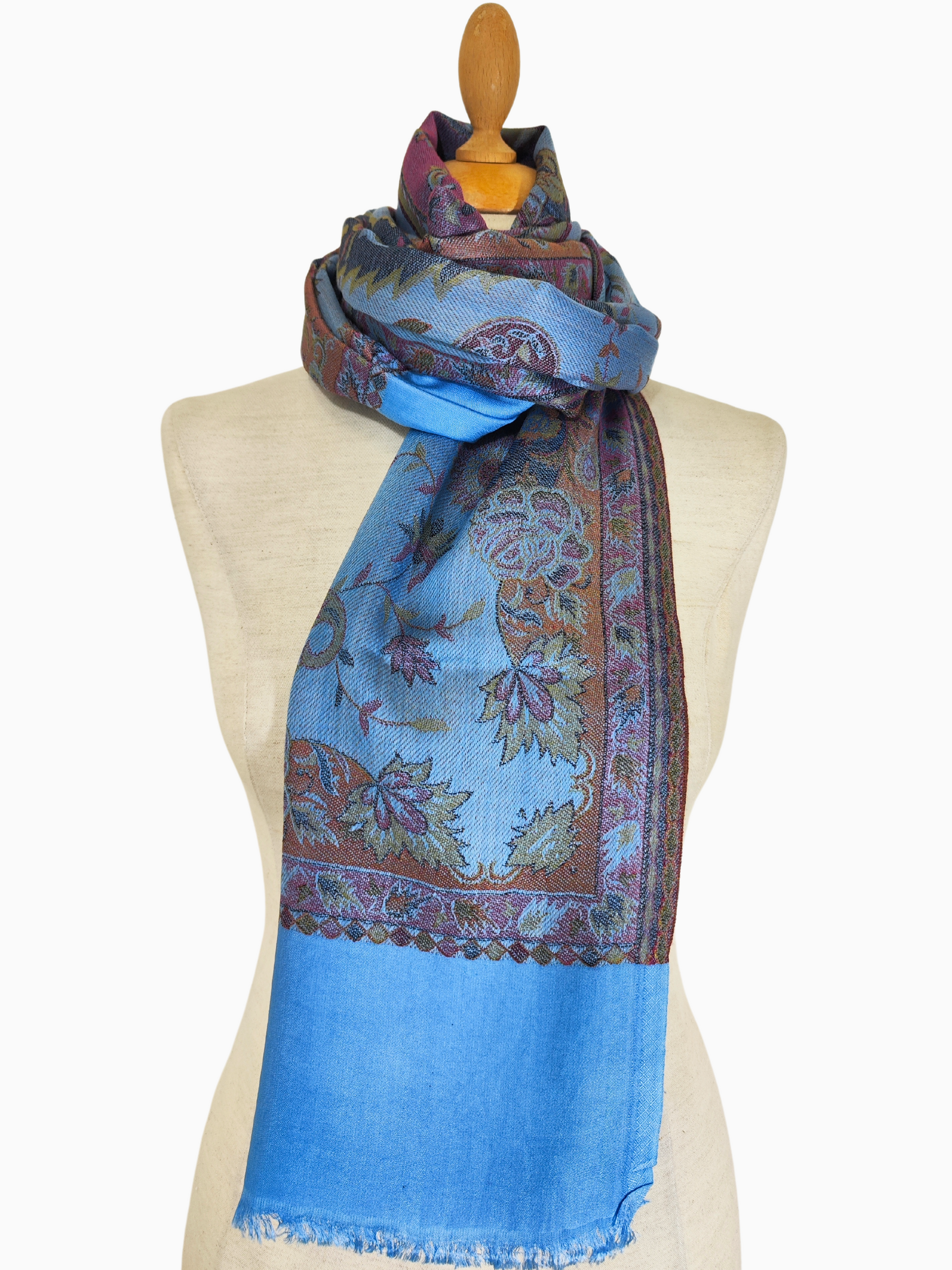 Blauer Paisley-Schal Himmelblauer Pashmina-Schal, Himmelblauer Pashmina-Schal mit aufwändigem Paisley-Muster und Fransen am Rand. Luxuriöser Pashmina-Schal aus einer Seidenmischung in Himmelblau mit aufwändigem Paisleymuster. Gelb, Braun, Rosa und Blau mit Paisleymuster