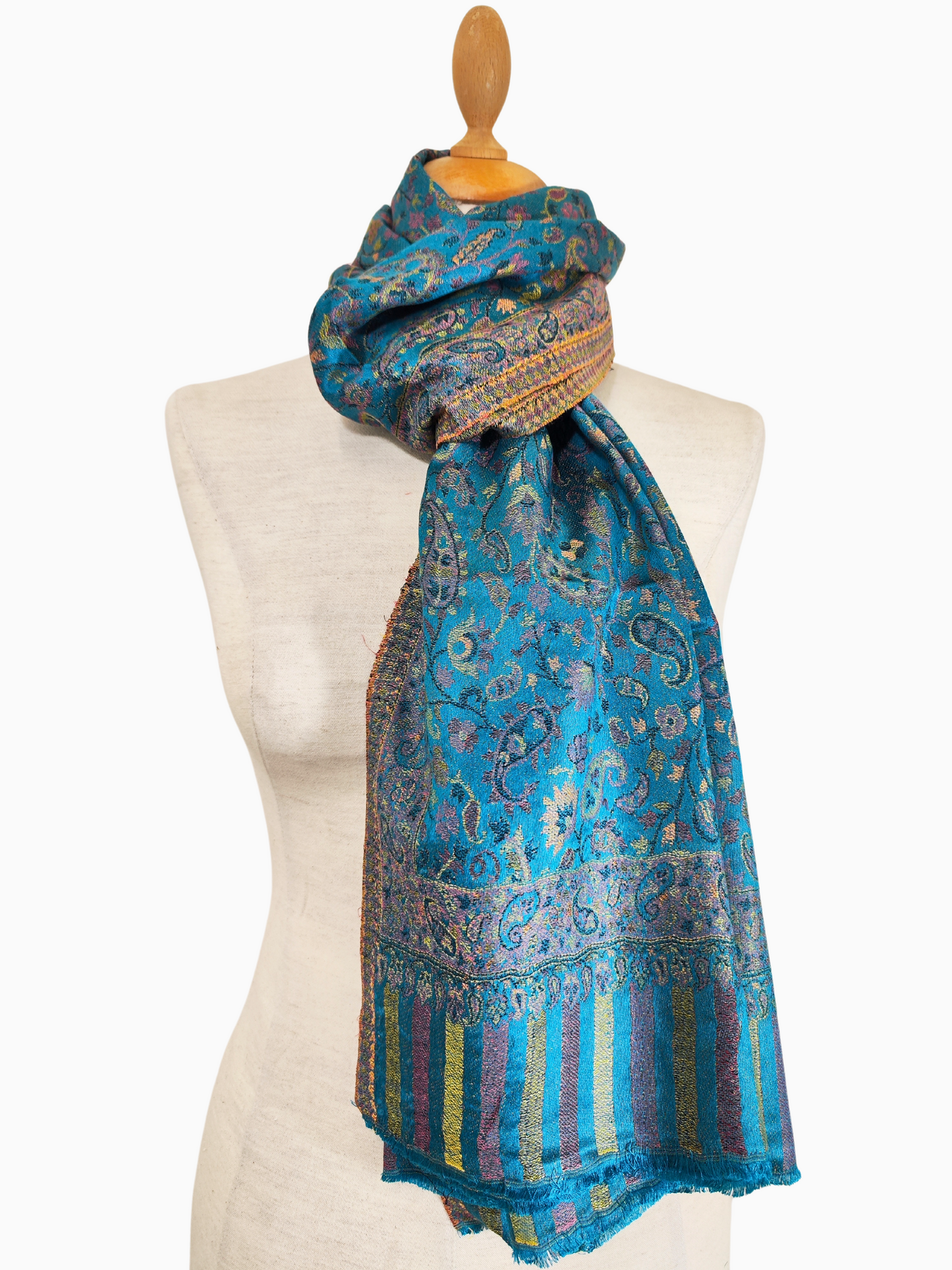 Prachtige turquoise pashmina sjaal met een levendig paisley-patroon. Gemaakt van een mix van zijde en wol voor een luxe gevoel.
Levendige turquoise pashmina sjaal met een ingewikkeld paisley-dessin.