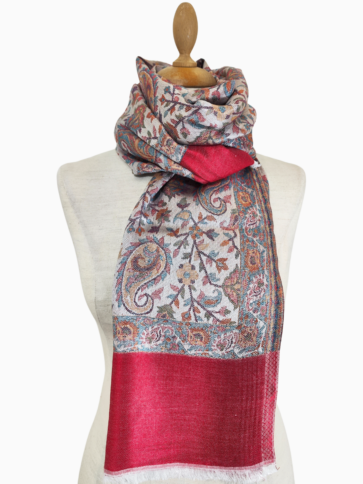 Handgewebter Pashmina-Schal mit floralem Paisleymuster in Rot, Blau und Grün. Warm, weich und luxuriös. Perfekt für den Winter. Pashmina-Schal“, ‚florales Paisley‘, ‚rot‘, ‚blau‘, ‚grün‘, ‚warm‘, ‚weich‘, ‚luxuriös‘, ‚Winter‘, ‚handgewebt‘, ‚online‘.