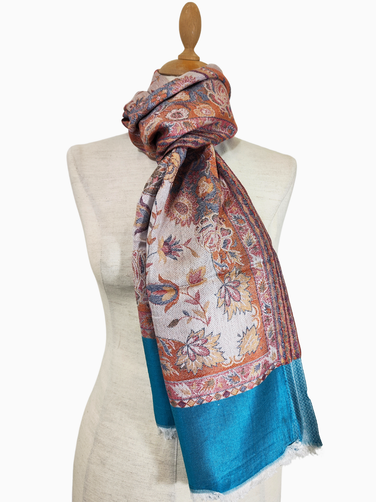 Scialle in pashmina intricatamente ricamato con disegno paisley. Scialle in pashmina lavorato a mano con colori vivaci e ricami delicati.
Morbido e lussuoso scialle in pashmina ornato da un bellissimo motivo paisley.
Scialle in pashmina caldo e accogliente con un accattivante disegno ricamato.

Bordo turchese, motivo floreale Paisley rosso, blu e verde