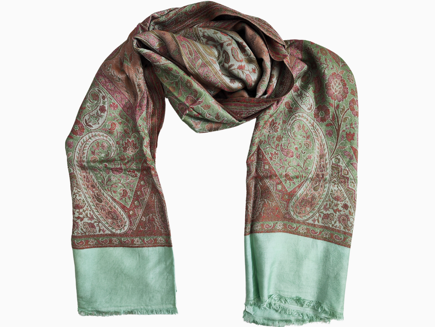 Châle Pashmina réversible avec une bordure vert clair et un grand motif cachemire dans les tons orange et marron. Un luxueux châle Pashmina en soie mélangée avec un motif cachemire accrocheur dans des tons chauds d'orange et de marron sur un fond vert clair relaxant. cadeau, Noël, fille, mère, famille, amis, Nouvel An, Hiver