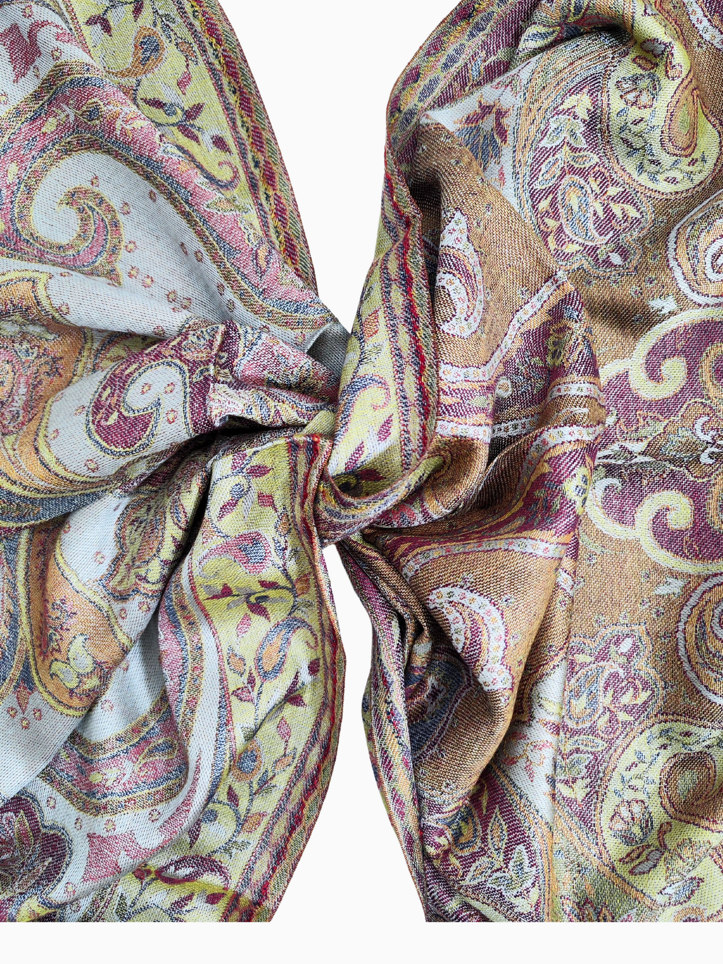 Foulard pashmina réversible en mélange de laine et de soie, orné d'un somptueux motif paisley, d'une bordure bleu clair et d'accents floraux multicolores.
Une grande écharpe rectangulaire de couleur bleu clair, ornée d'un motif paisley animé dans des tons de jaune, de brun et de rose. L'écharpe a un bord effiloché
