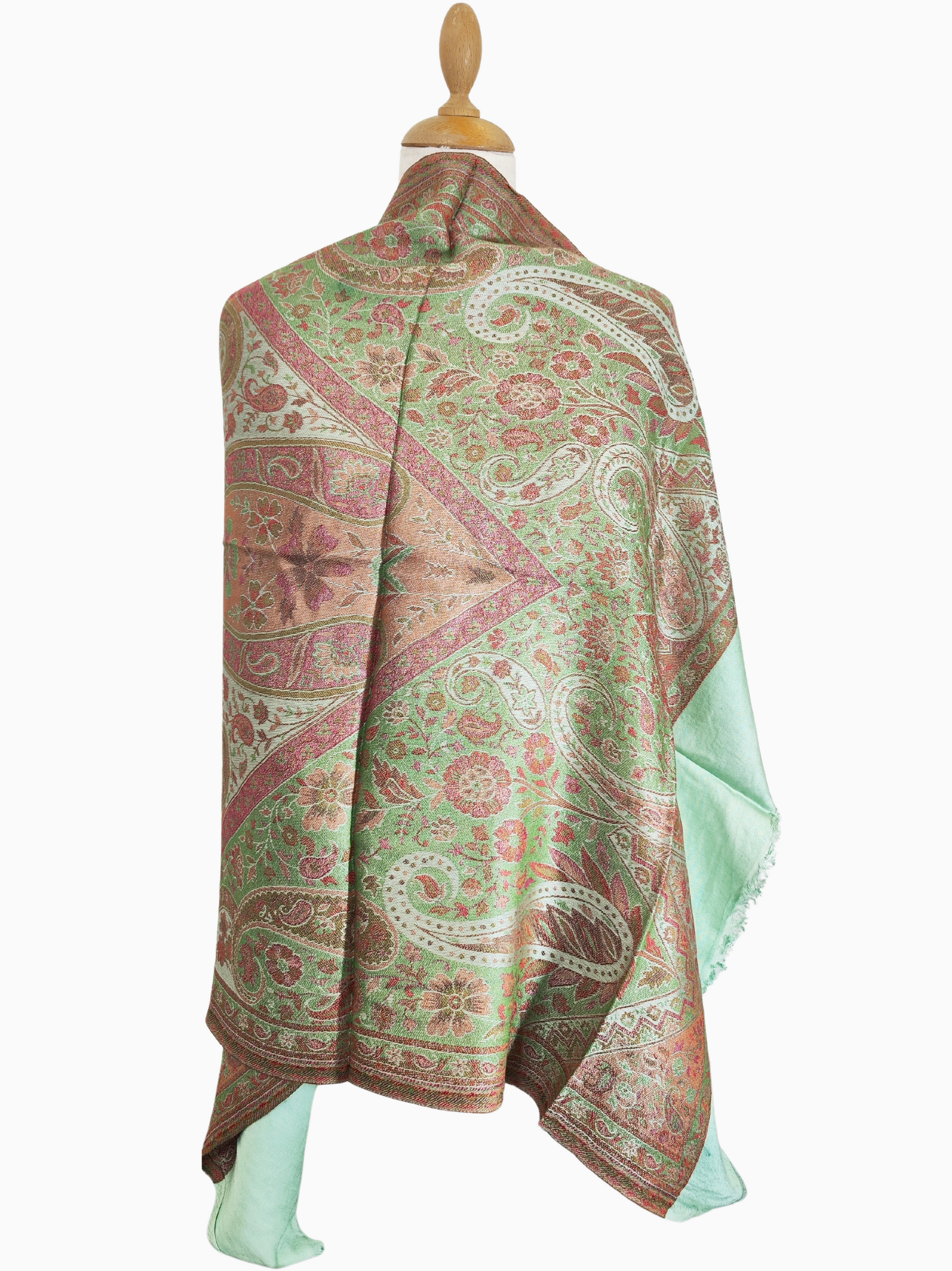 Reversible Pashmina shawl with a light green border and a large paisley pattern in shades of orange and brown. A luxurious Pashmina shawl made of a silk blend with an eye-catching paisley pattern in warm shades of orange and brown on a relaxing light green background. gift, Christmas, daughter, mother, family, friends, New Year, Winter