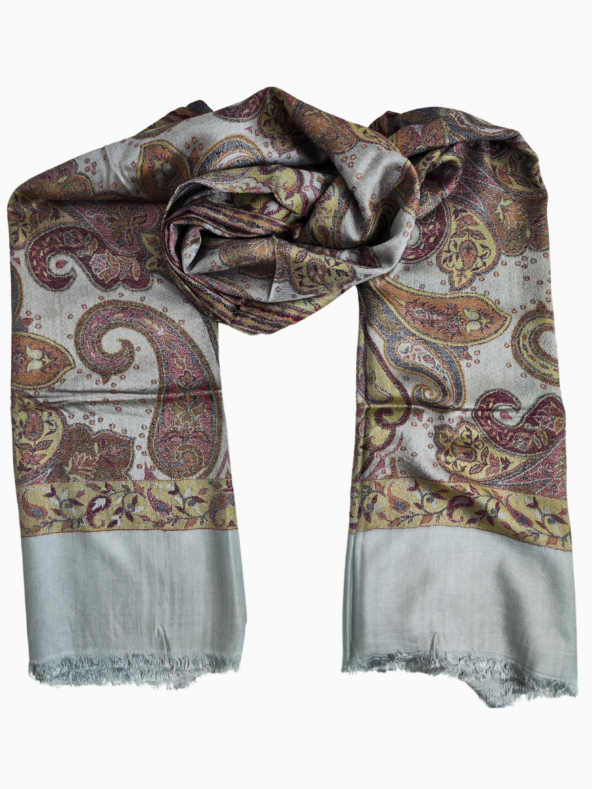 Pañuelo pashmina reversible confeccionado en una mezcla de lana y seda con un intrincado estampado paisley, borde azul claro y detalles florales multicolores.
Una gran bufanda rectangular de color azul claro, decorada con un vibrante estampado paisley en tonos amarillos, marrones y rosas. La bufanda tiene un borde deshilachado.