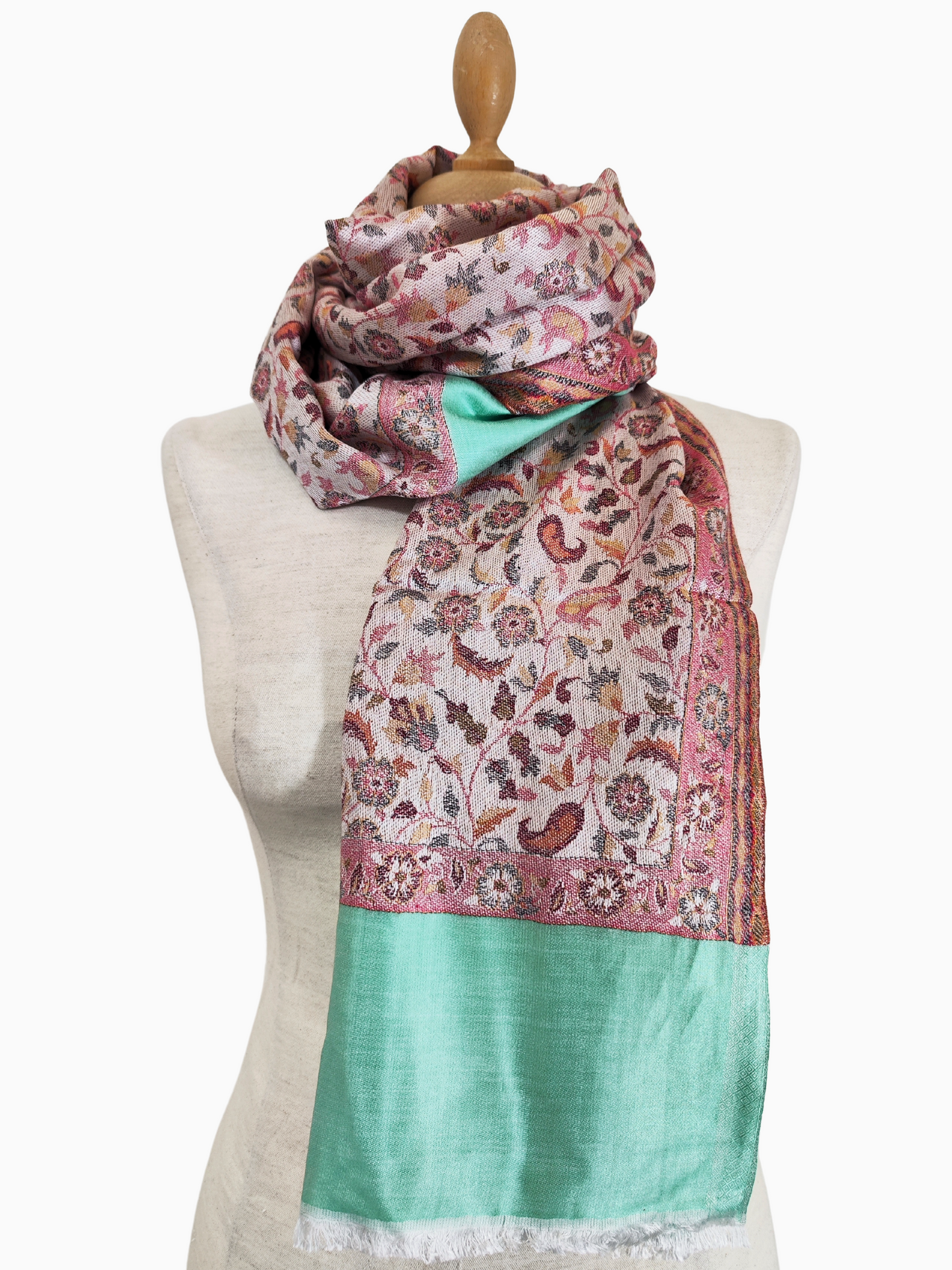 Lebendiger Pashmina-Schal, aufwändige Stickerei, weißer Hintergrund, grüne Umrandung. Floraler Pashmina-Schal, warmes Winter-Accessoire, eleganter Stil, Geschenkidee. Lebendiger grüner Rand, mehrfarbige florale Arbeit