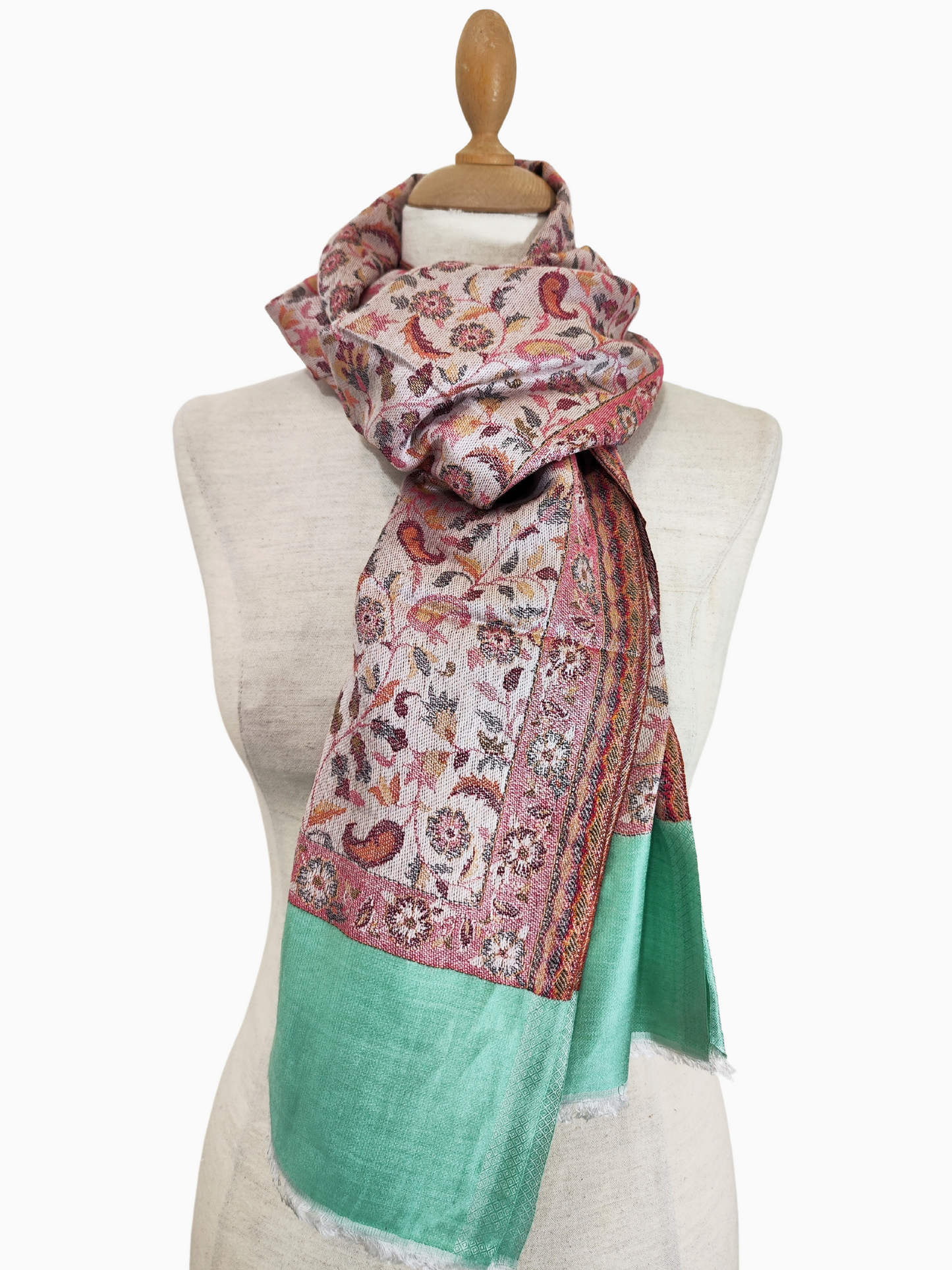 Châle Pashmina vibrant, broderie complexe, fond blanc, bordure verte. Châle Pashmina fleuri, accessoire d'hiver chaud, style élégant, idée cadeau. Bordure verte vibrante, travail floral multicolore