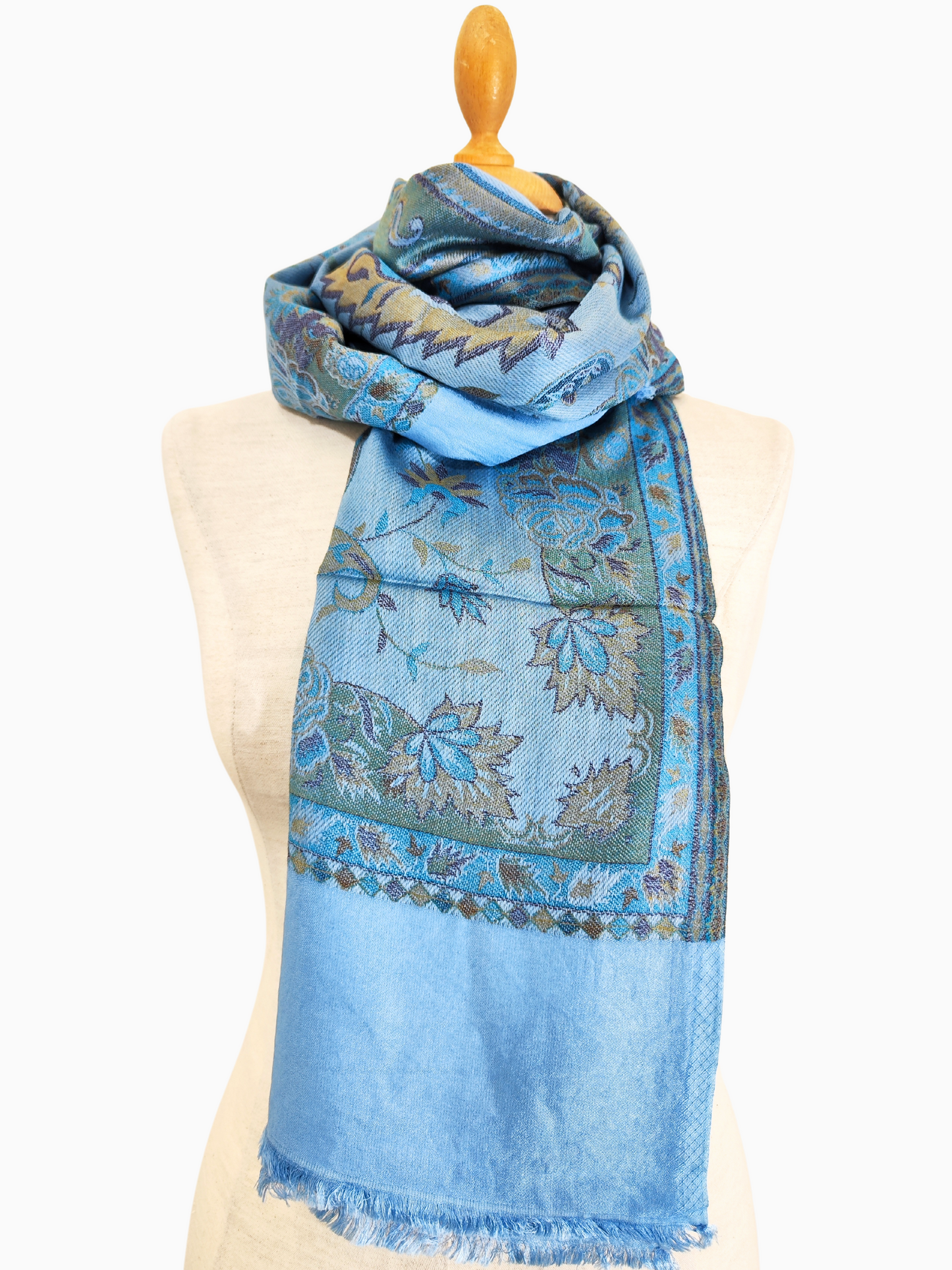 Xaile de pashmina azul com padrão paisley e franja
Xaile de pashmina com padrão paisley azul, um xaile de pashmina luxuoso em azul com um padrão paisley, feito de uma mistura de pashmina, lã e seda. Boho, Caxemira, Caxemira, Prenda, Natal, inverno, Quente