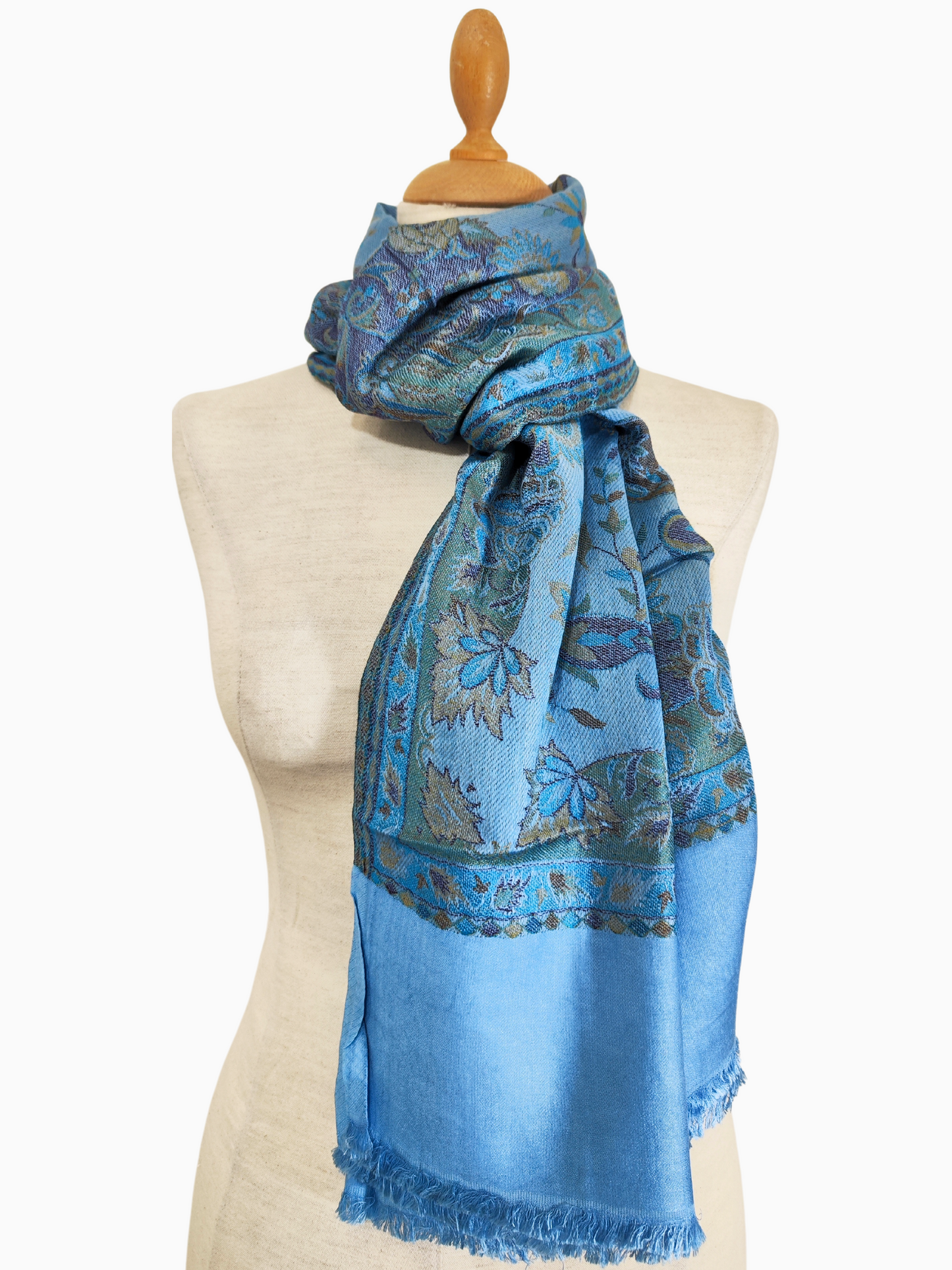 Blauer Pashmina-Schal mit Paisley-Muster und Fransen
Pashmina-Schal in Blau mit Paisley-Muster, Ein luxuriöser Pashmina-Schal in Blau mit Paisley-Muster, hergestellt aus einer Mischung aus Pashmina, Wolle und Seide. Boho, Kaschmir, Kaschmir