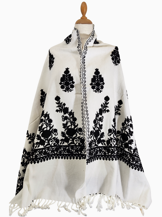 Aari bestickter Wollschal aus Kaschmir mit komplizierten Blumenmotiven auf weißem Grund. Ein luxuriöser Wollschal aus Kaschmir, der eine aufwendige Aari-Stickerei mit zarten Blumenmotiven zeigt. Der weiße Schal ist mit schwarzen Stickereien und einem Fransenrand versehen. Aari-Stickerei-Schal. Kaschmir-Schal. Wollschal. Bestickter Schal. Indischer Schal. Pashmina-Schal