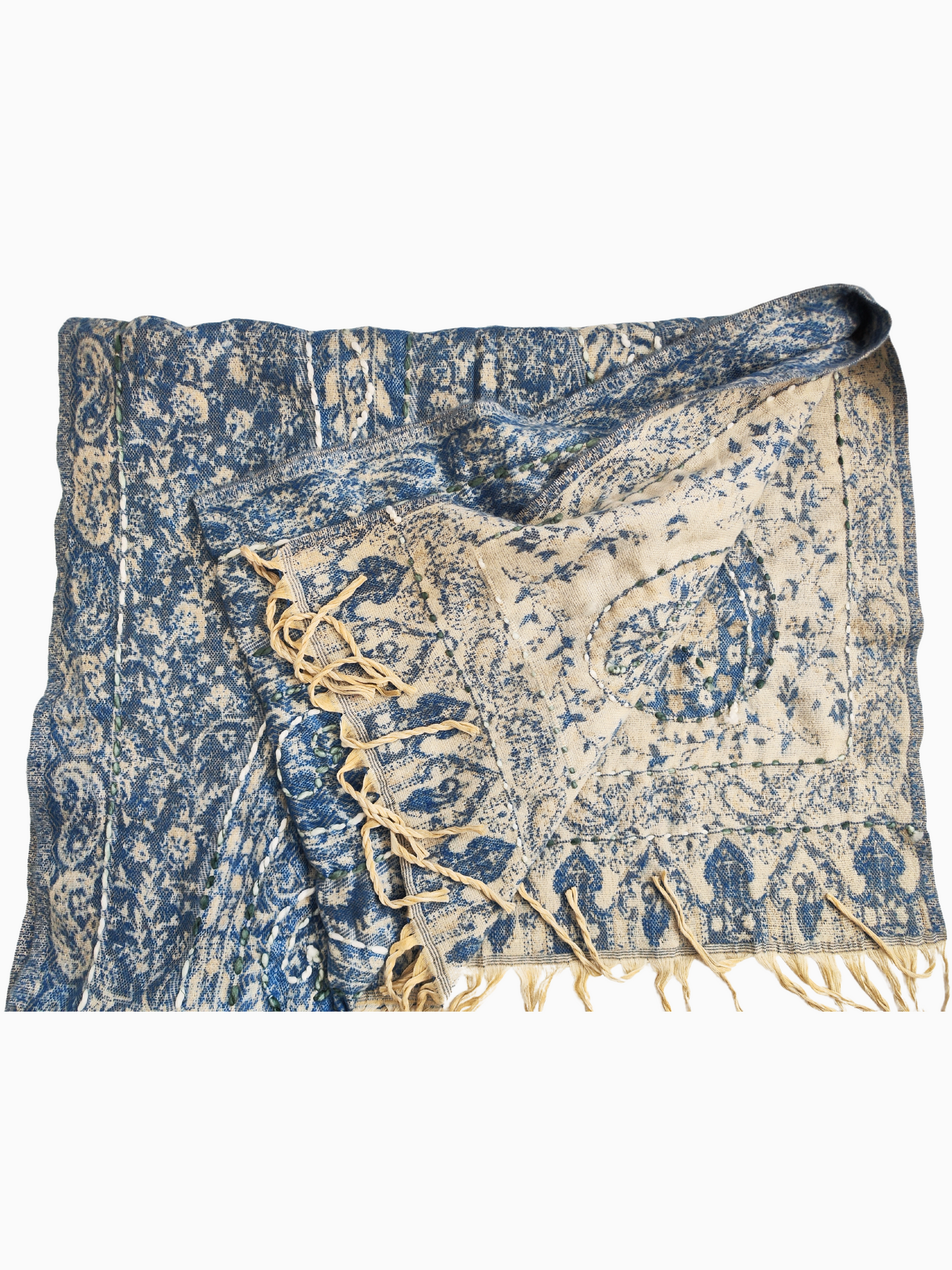 Um luxuoso xaile reversível confeccionado em lã de cordeiro fina de Caxemira, com um delicado padrão floral e elegantes borlas. Xaile floral reversível em azul e bege com borlas. O xaile reversível é de cor azul e bege