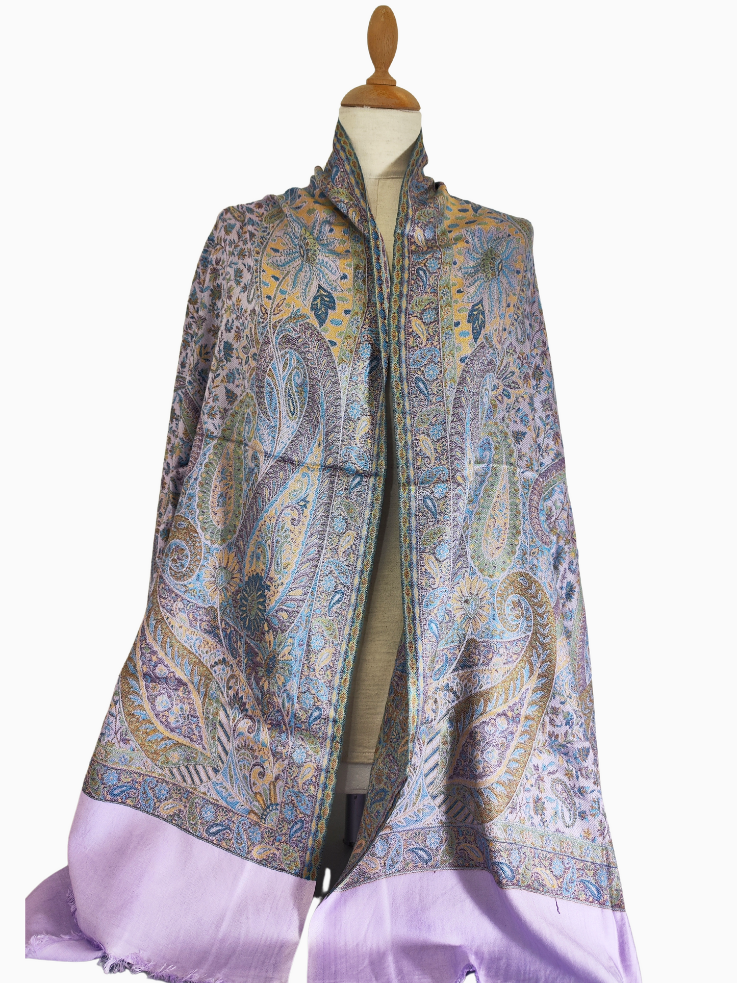 Un chal rectangular con un vibrante diseño de pavo real, con colores apagados como el morado, el azul y el amarillo. Lujoso chal de pashmina en mezcla de seda y lana con un intrincado diseño paisley, ligero y cálido, con estilo, a la moda, reversible.