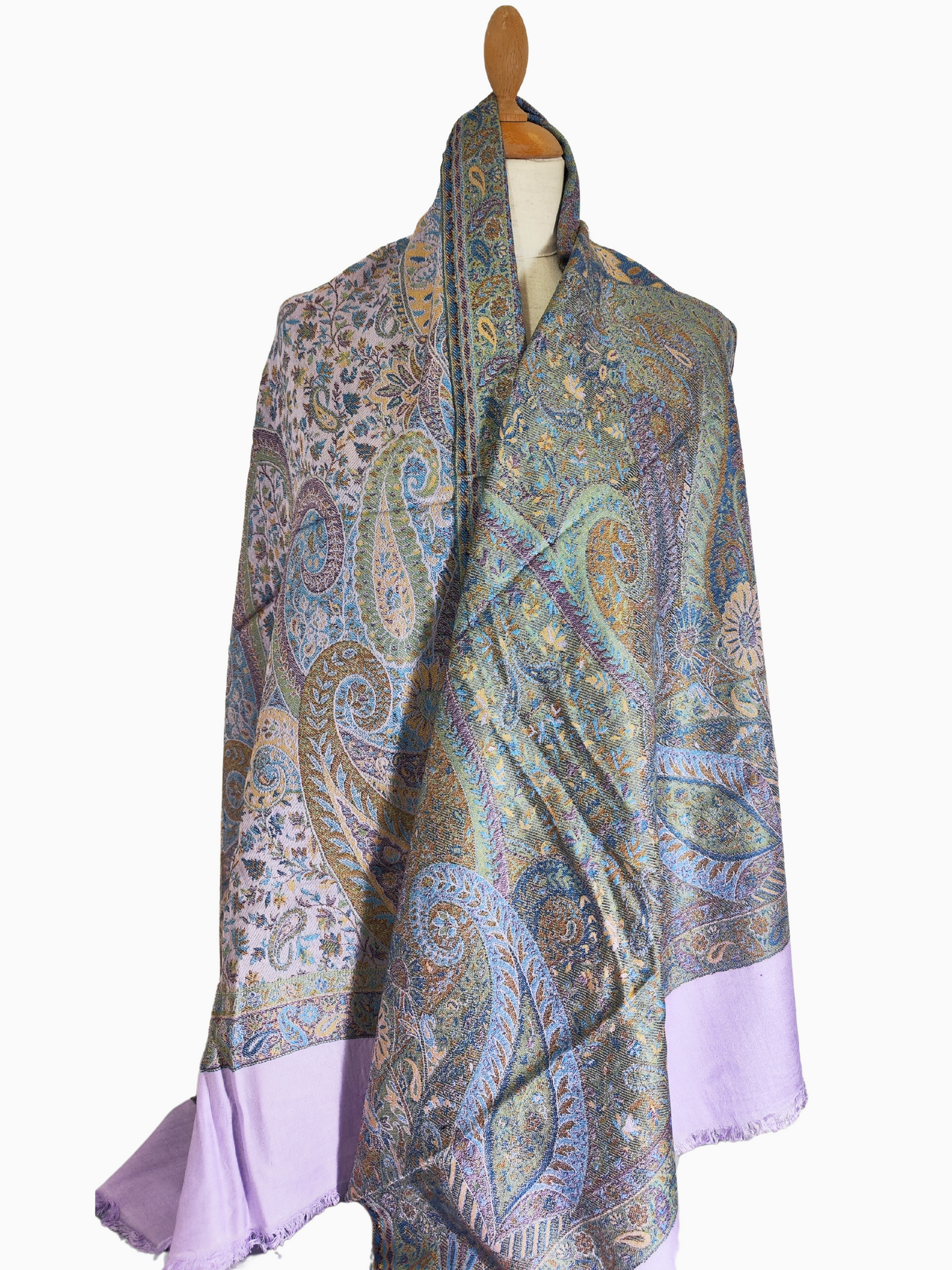 Ein rechteckiger Schal mit lebhaftem Pfauenmuster in gedeckten Farben wie Lila, Blau und Gelb. Luxuriöser Pashmina-Schal aus einer Seiden-Woll-Mischung mit aufwändigem Paisley-Muster, leicht und warm, stilvoll, modisch, wendbar schal