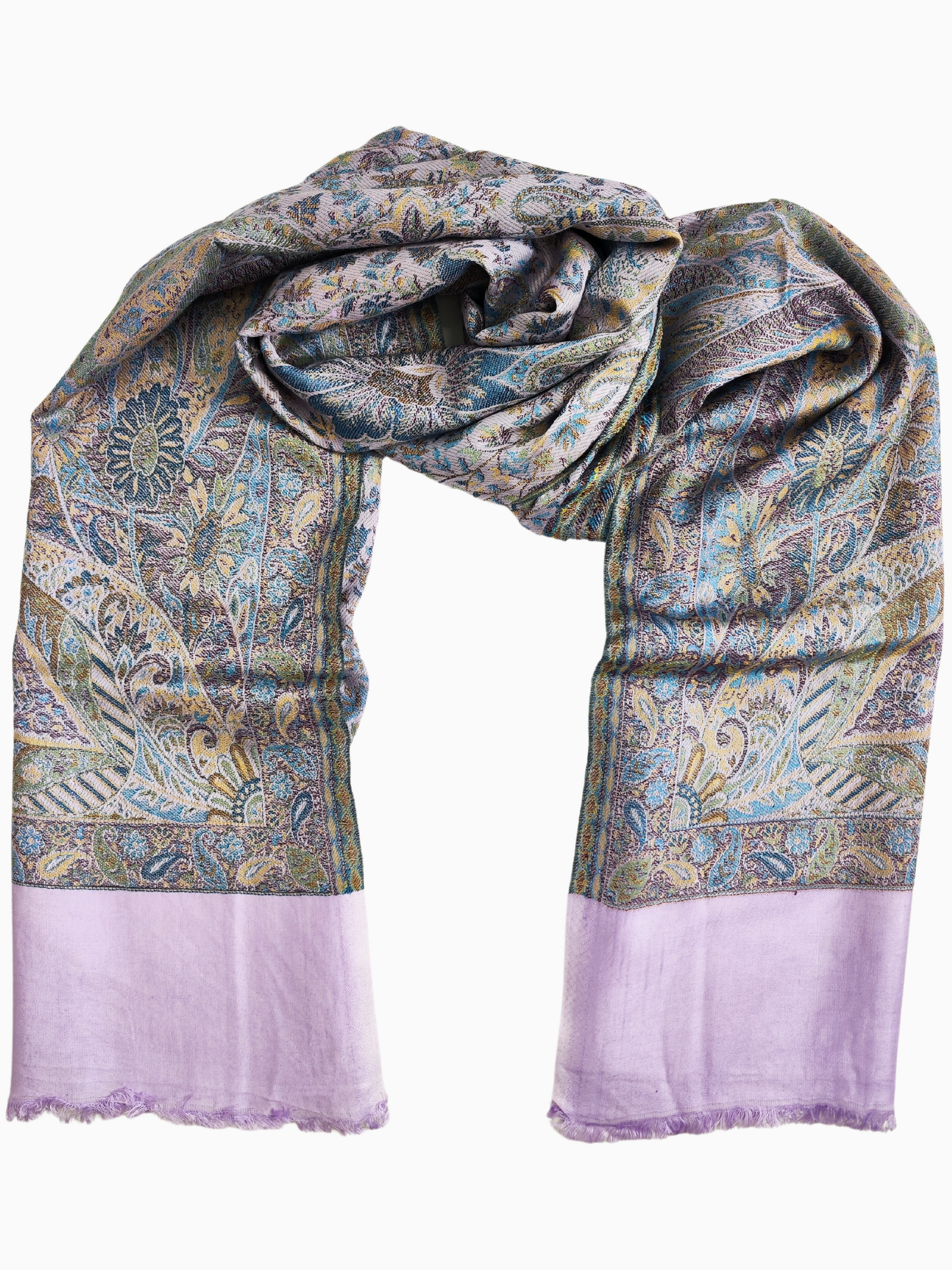 En rektangulär sjal med en livlig påfågeldesign i dämpade färger som lila, blått och gult. Lyxig Pashmina-sjal i siden- och ullblandning med intrikat Paisley-design, lätt och varm, stilren, mode, vändbar sjal