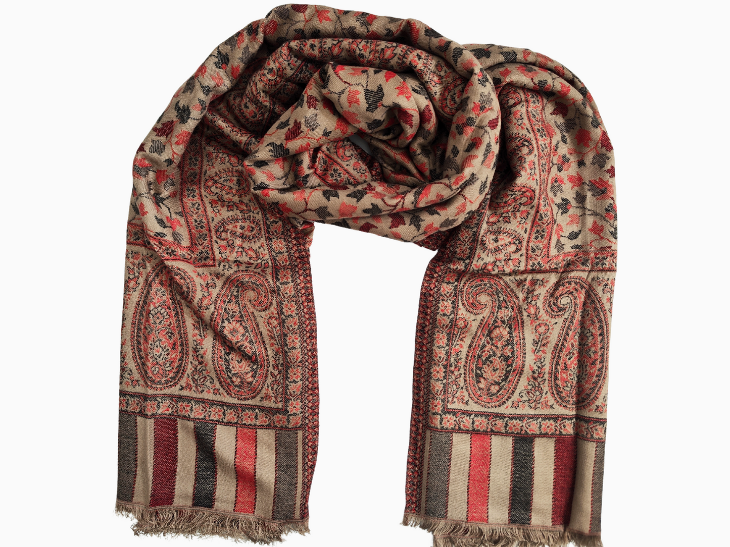 Een Pashmina sjaal met ingewikkelde bloemen- en paisleymotieven in bruine, rode en crèmetinten.
Een luxe Pashmina sjaal gedrapeerd over een paspop, met ingewikkelde bloemen- en paisleymotieven in warme tinten bruin, rood en crème. De sjaal heeft een delicate rand met strepen en een subtiel bloemenpatroon.
Deze Pashmina sjaal is een tijdloos kunstwerk en straalt elegantie uit met zijn ingewikkelde bloemen- en paisleymotieven en rijke, aardse kleuren.