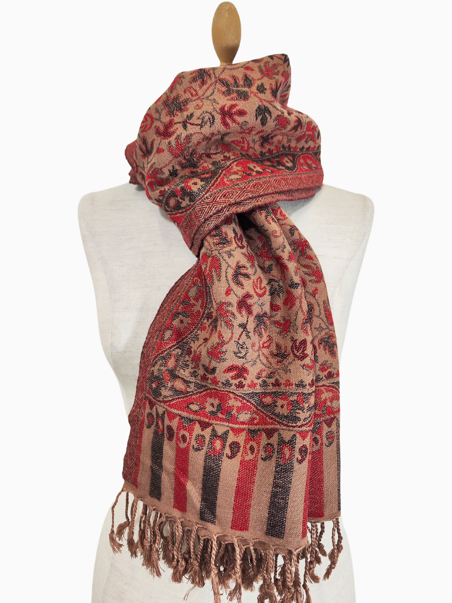 Uno scialle in pashmina nei caldi toni del rosso, del marrone e del crema con un motivo floreale e di foglie.

Un lussuoso scialle in pashmina con intricati motivi floreali e di foglie, caratterizzato da un ricco bordo e da caldi colori autunnali.

Uno scialle di pashmina morbido e fine in una palette di colori caldi, ornato da delicati motivi floreali e di foglie.

Un sussurro d'autunno in uno scialle di pashmina, con colori caldi e una delicata danza floreale.