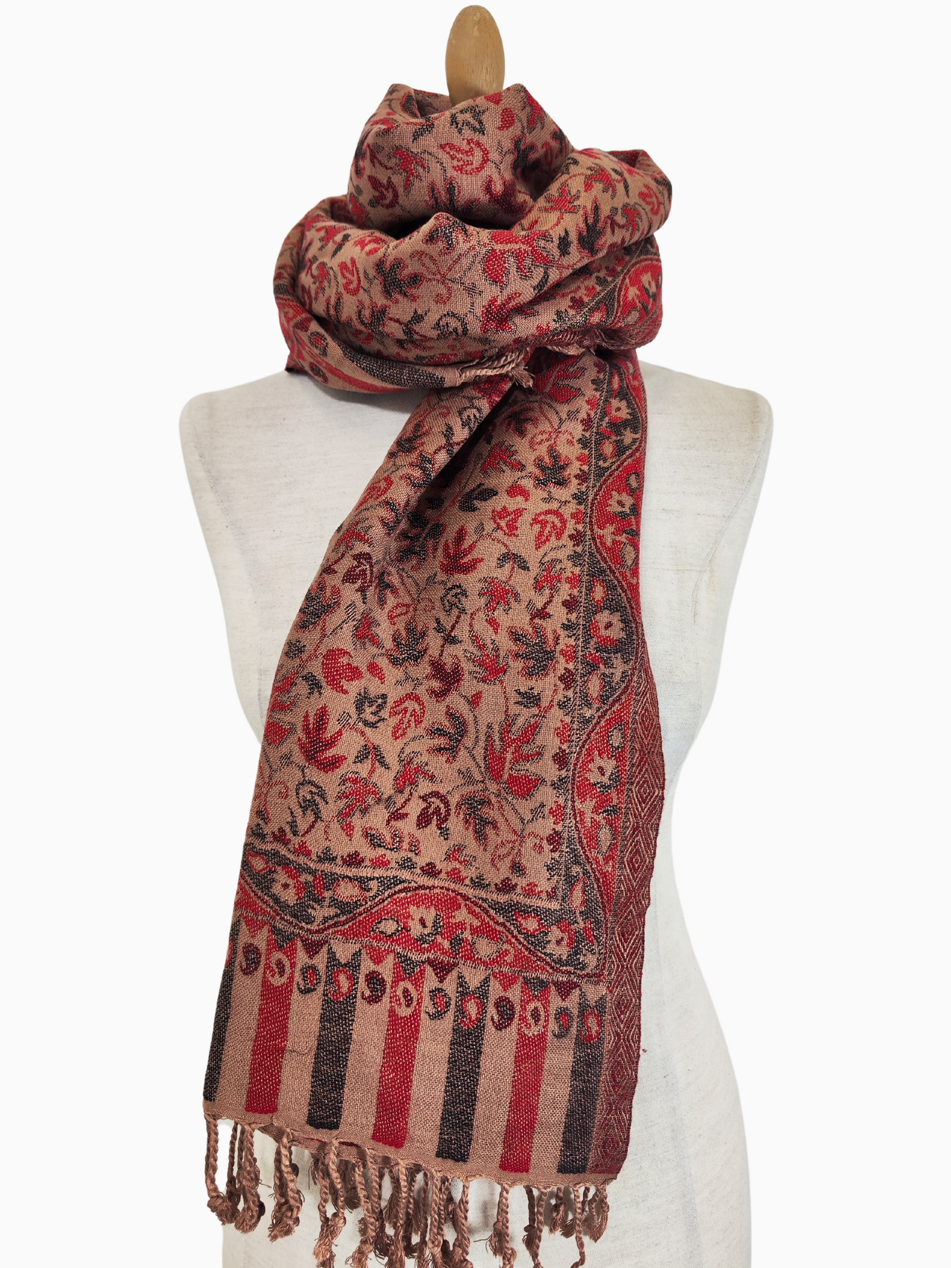 Ein Pashmina-Schal in warmen Rot-, Braun- und Cremetönen mit einem Blumen- und Blattmuster.

Ein luxuriöser Pashmina-Schal mit filigranen Blumen- und Blattmotiven, mit einer reichen Bordüre und warmen Herbstfarben.

Ein weicher, feiner Pashmina-Schal in einer warmen Farbpalette, verziert mit zarten Blumen- und Blattmustern.

Ein Flüstern des Herbstes in einem Pashmina-Schal, mit warmen Farben und einem zarten Blumentanz.