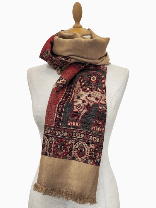 camel shawl, elephant shawl, heritage wrap, Indian ethnic scarf, boho festival shawl, golden beige shawl, handmade gift scarf, artisan fashion, winter wrap, unisex ethnic scarf, slow fashion
Kamel Schal, Elefanten Schal, Heritage Tuch, Indischer Ethno Schal, Boho Festival Schal, goldbeiger Schal, handgemachtes Geschenk Tuch, Kunsthandwerk Mode, Winter Umschlagtuch, Unisex Ethno Schal, Slow Fashion
Handwoven heritage shawl in golden beige with red elephant & camel motifs, fringed ends. Unisex boho ethnic wra