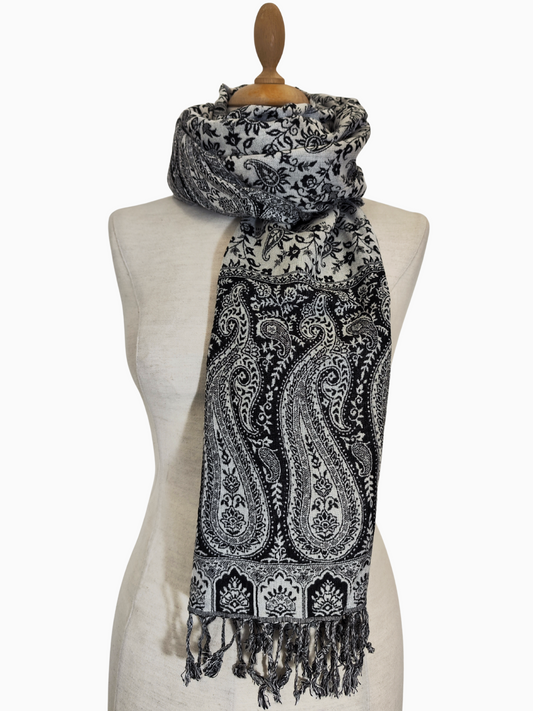 Elegant black & white paisley shawl with floral patterns and fringes. Handwoven unisex boho wrap, lightweight winter scarf – Eleganter Paisley Schal schwarz-weiß mit Blumenmuster & Fransen.