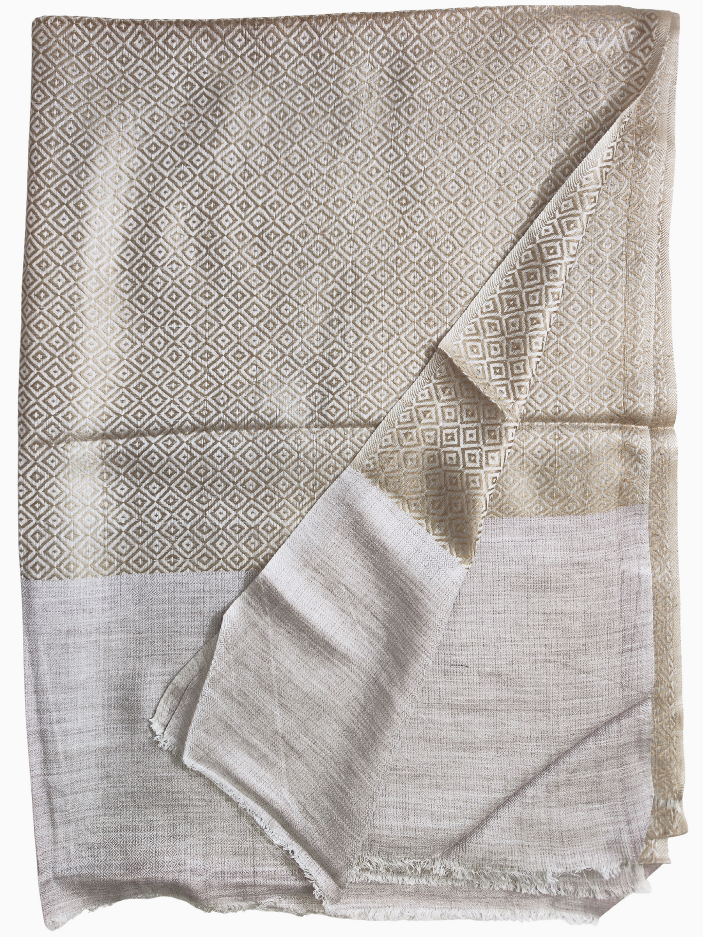 Luxury silk blend shawl in beige & cream with diamond geometric pattern. Handwoven unisex wrap, soft elegant scarf – Luxuriöser Seidenmisch-Schal beige creme mit Rautenmuster.