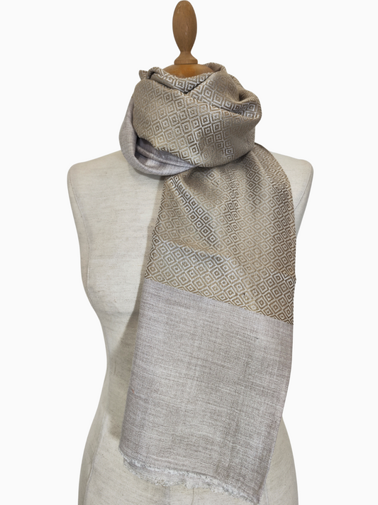 Luxury silk blend shawl in beige & cream with diamond geometric pattern. Handwoven unisex wrap, soft elegant scarf – Luxuriöser Seidenmisch-Schal beige creme mit Rautenmuster.