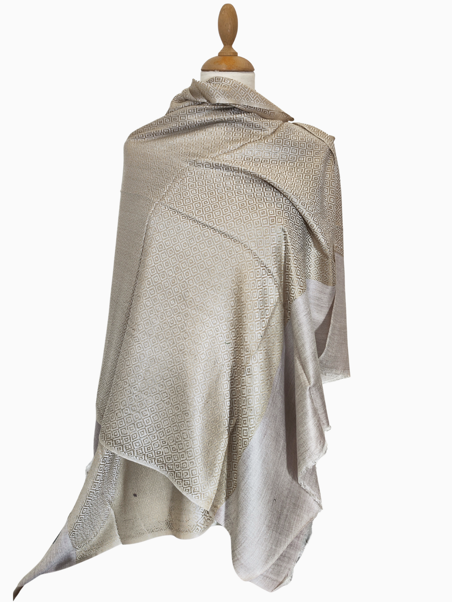Luxury silk blend shawl in beige & cream with diamond geometric pattern. Handwoven unisex wrap, soft elegant scarf – Luxuriöser Seidenmisch-Schal beige creme mit Rautenmuster.