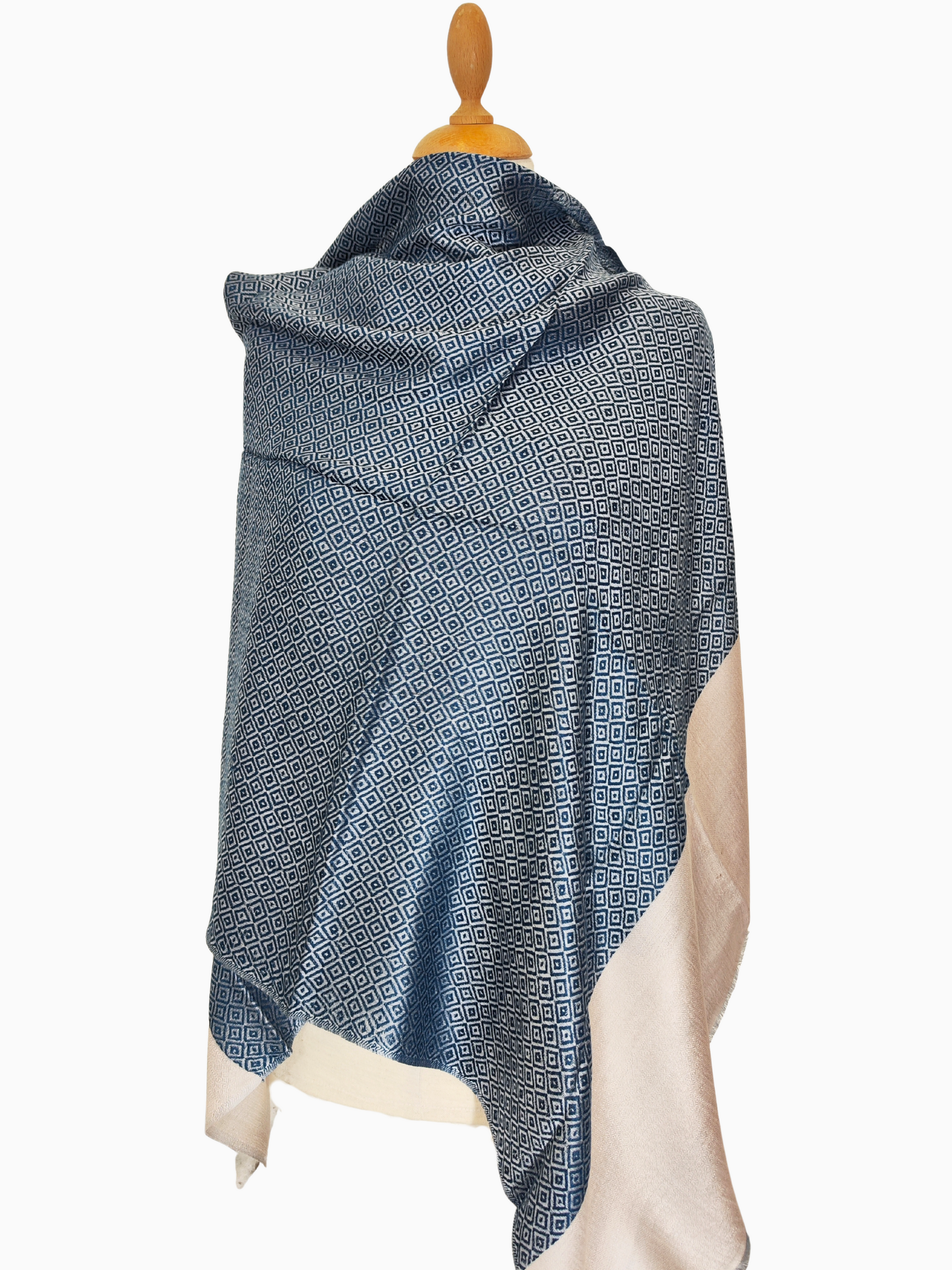 Luxury silk blend shawl in blue & beige with diamond geometric pattern. Elegant unisex wrap, soft artisan scarf – Luxuriöser Seidenmisch-Schal blau beige mit Rautenmuster.