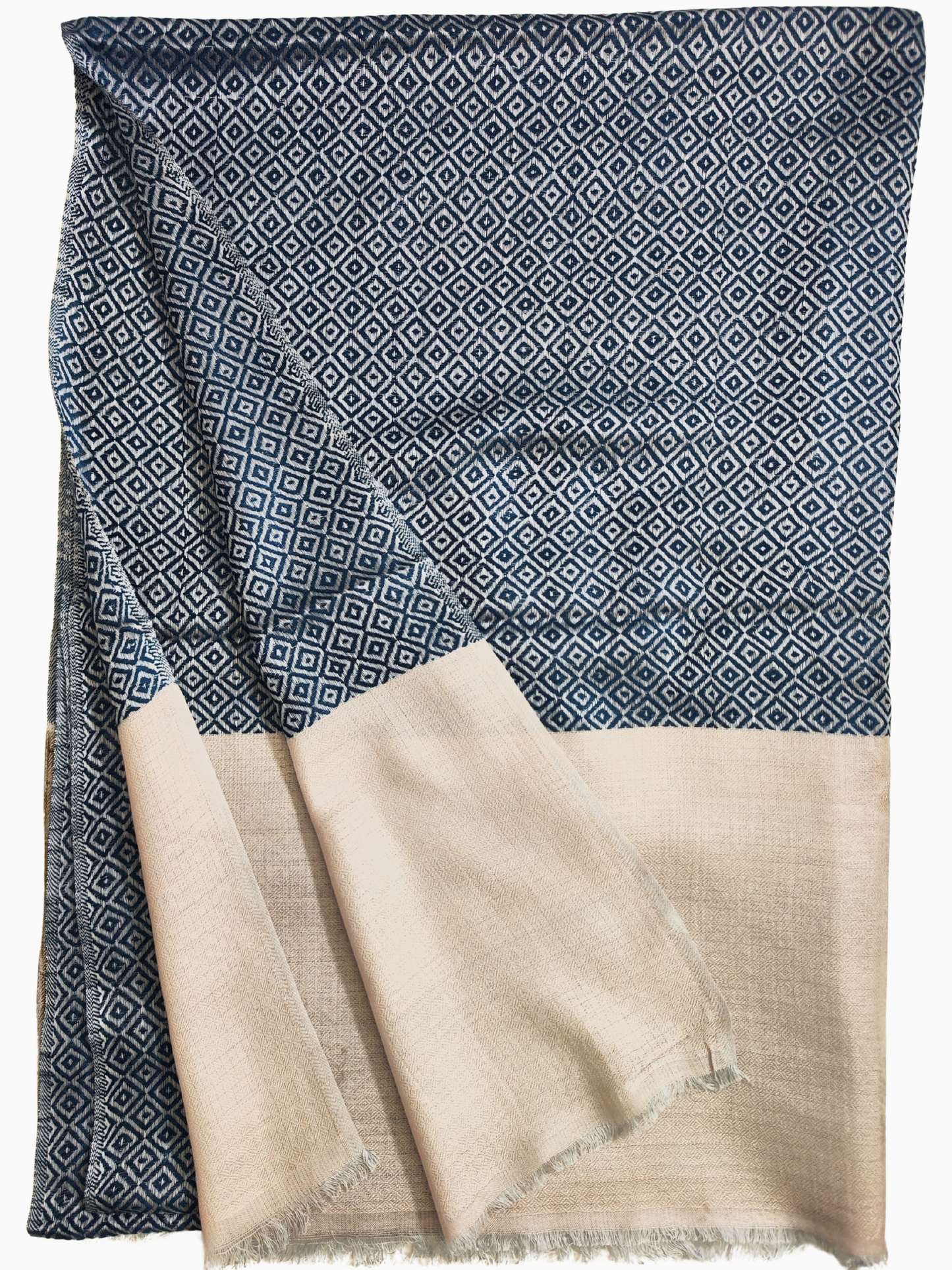 Luxury silk blend shawl in blue & beige with diamond geometric pattern. Elegant unisex wrap, soft artisan scarf – Luxuriöser Seidenmisch-Schal blau beige mit Rautenmuster.