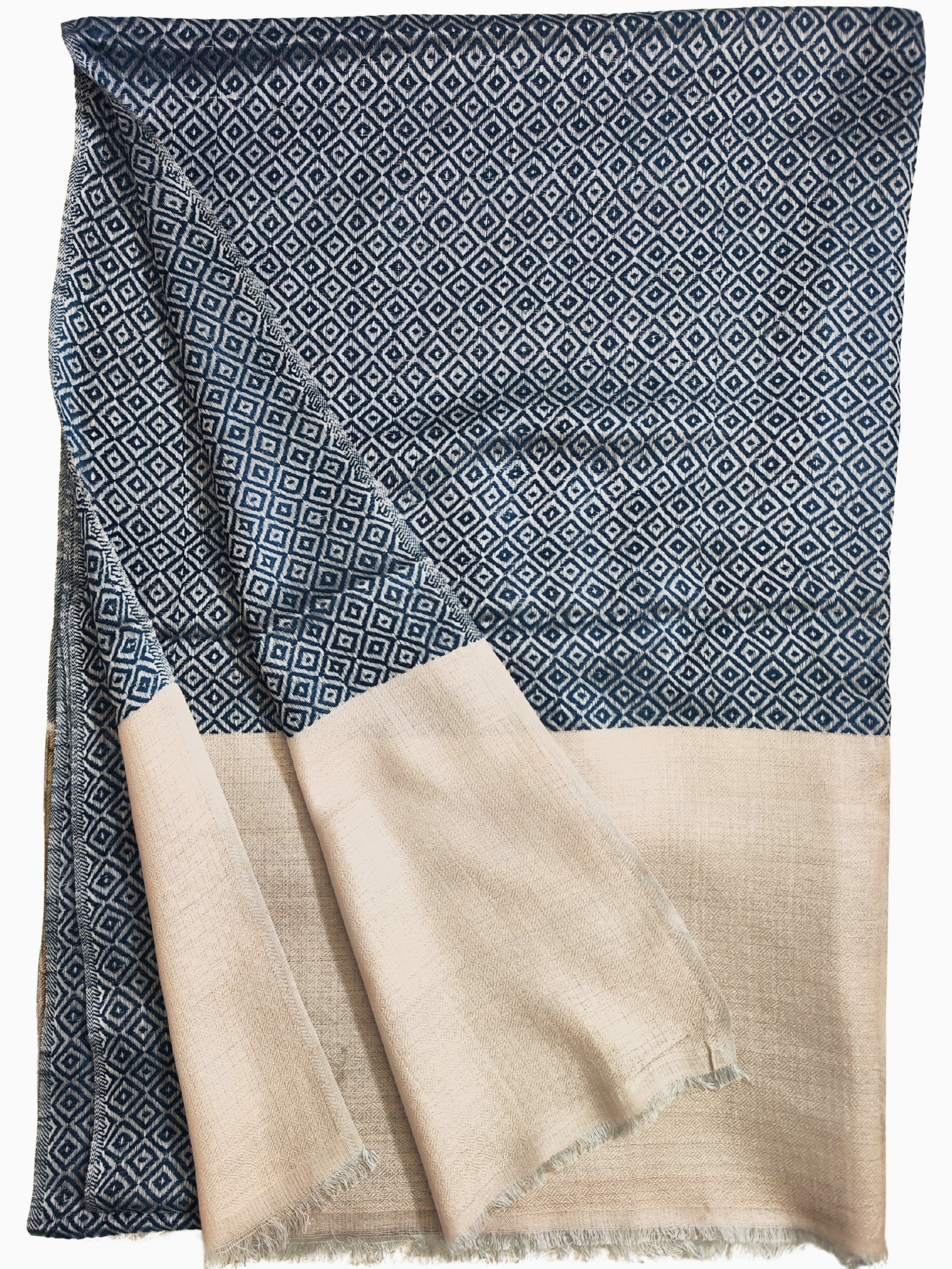 Luxury silk blend shawl in blue & beige with diamond geometric pattern. Elegant unisex wrap, soft artisan scarf – Luxuriöser Seidenmisch-Schal blau beige mit Rautenmuster.