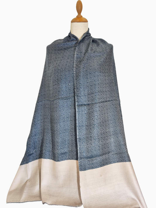 Luxury silk blend shawl in blue & beige with diamond geometric pattern. Elegant unisex wrap, soft artisan scarf – Luxuriöser Seidenmisch-Schal blau beige mit Rautenmuster.